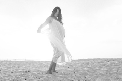 beachside maternity photos