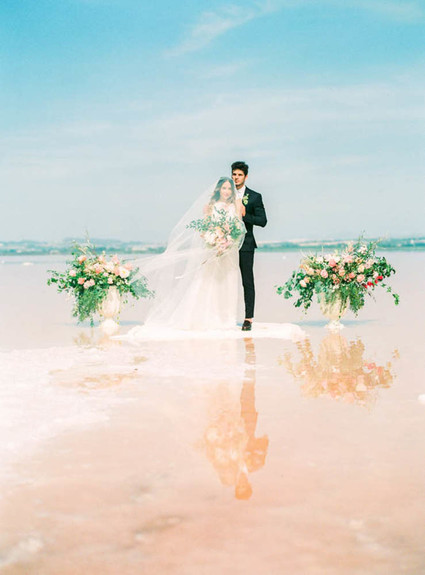 Fancy elopement inspiration at La Laguna Rosa de Torrevieja in Spain Inspiration