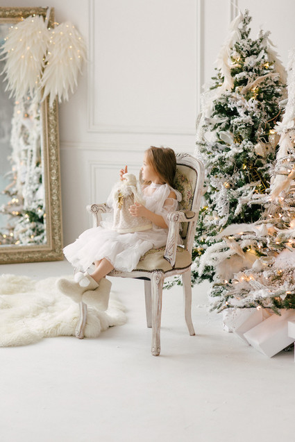 White and gold Christmas wonderland decor ideas