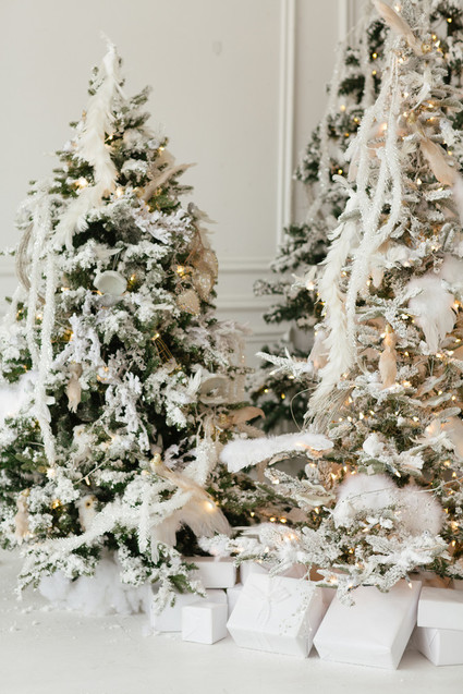 White and gold Christmas wonderland decor ideas
