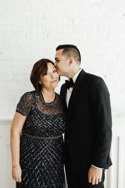 Modern winter Chicago wedding at the Chicago Athletic Association