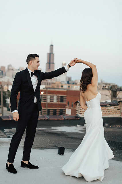 Modern winter Chicago wedding at the Chicago Athletic Association