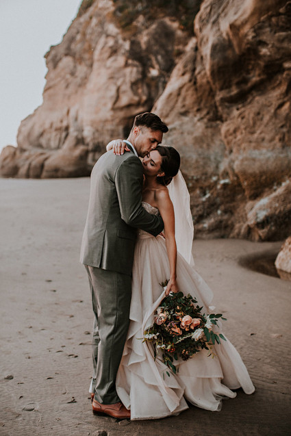 Romantic Oregon coast anniversary shoot