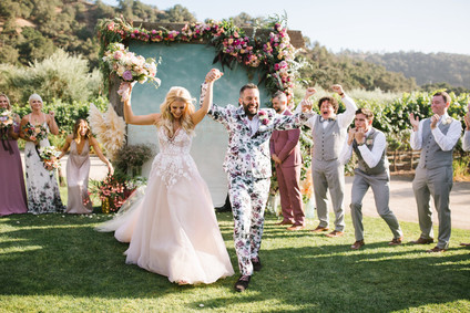 Stylish, whimsical, floral wedding at De Tierra Vineyards