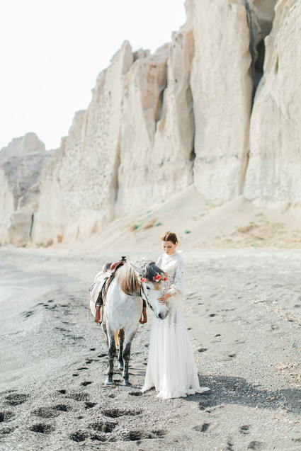 Vibrant beachy wedding editorial in Santorini