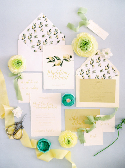 Modern summer wedding inspiration in yellow tones