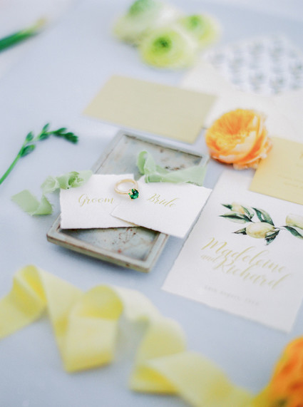 Modern summer wedding inspiration in yellow tones
