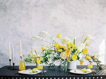 Modern summer wedding inspiration in yellow tones