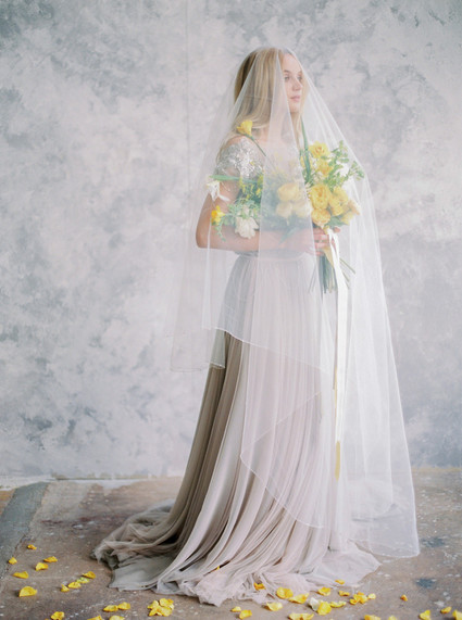 Modern summer wedding inspiration in yellow tones