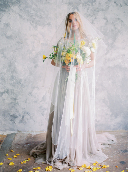 Modern summer wedding inspiration in yellow tones