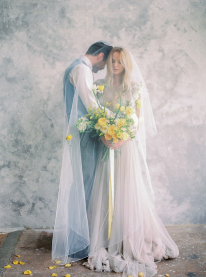 Modern summer wedding inspiration in yellow tones