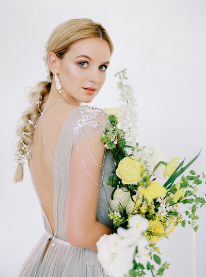 Modern summer wedding inspiration in yellow tones