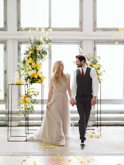 Modern summer wedding inspiration in yellow tones