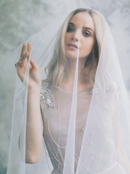 Modern summer wedding inspiration in yellow tones