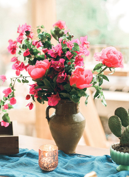 Colorful spring Texas wedding with Mexican details