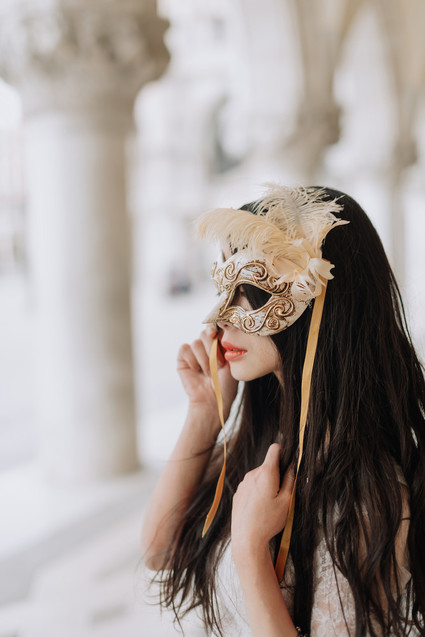 Travelogue engagement photos in the great cities of Europe