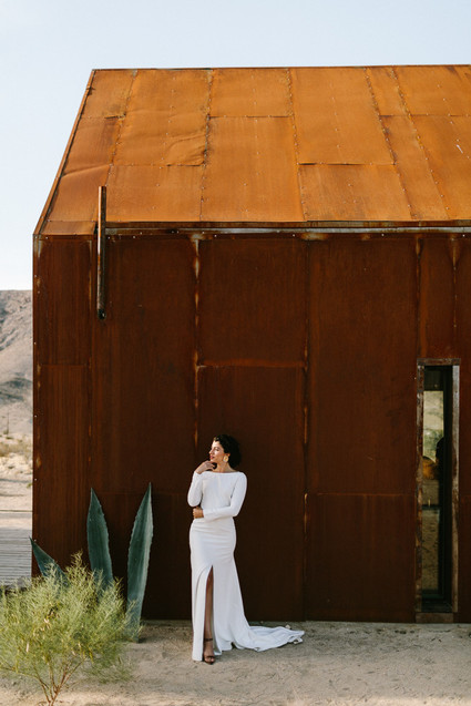 Modern minimalist earth tone wedding in the desert