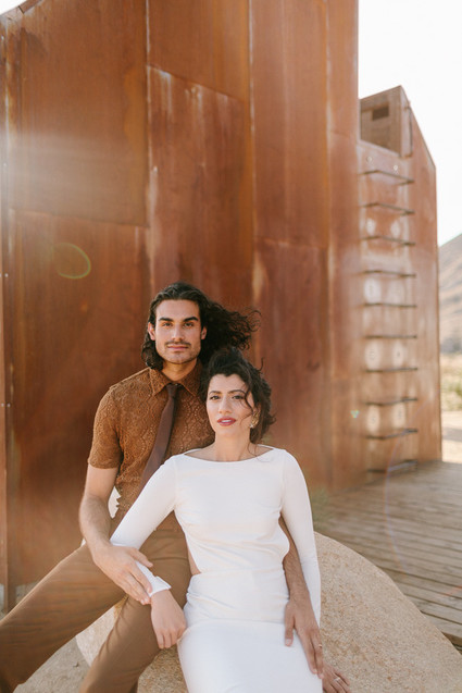 Modern minimalist earth tone wedding in the desert
