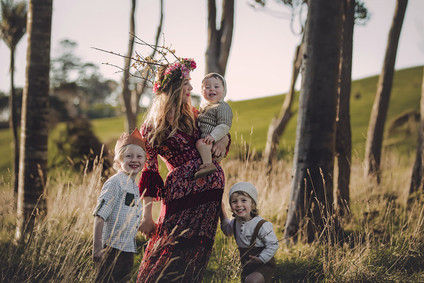 Family maternity photos at Jonkers Farm in Auckland, NZ