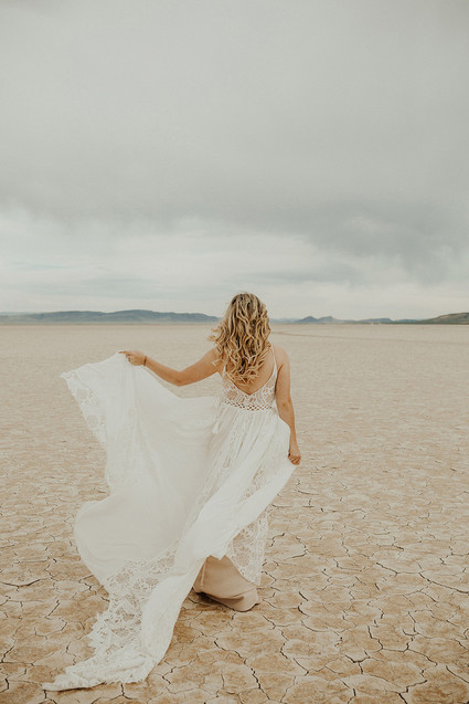 Lunar picnic elopement in the Alvord Desert Inspiration