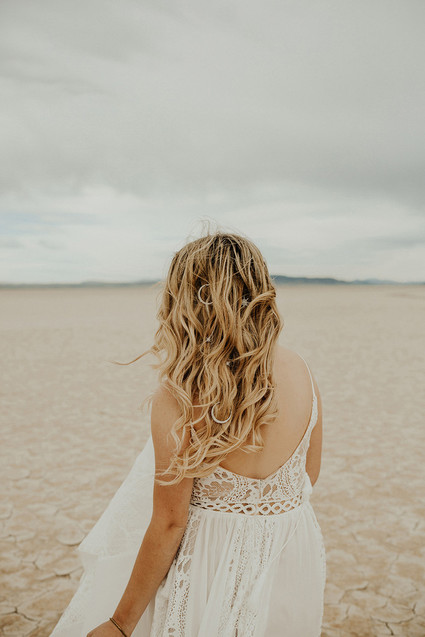 Lunar picnic elopement in the Alvord Desert Inspiration
