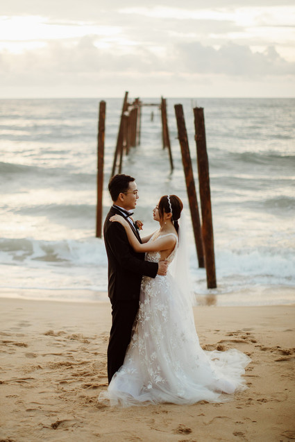 Tropical fall wedding in Thailand with rust and peachy accents