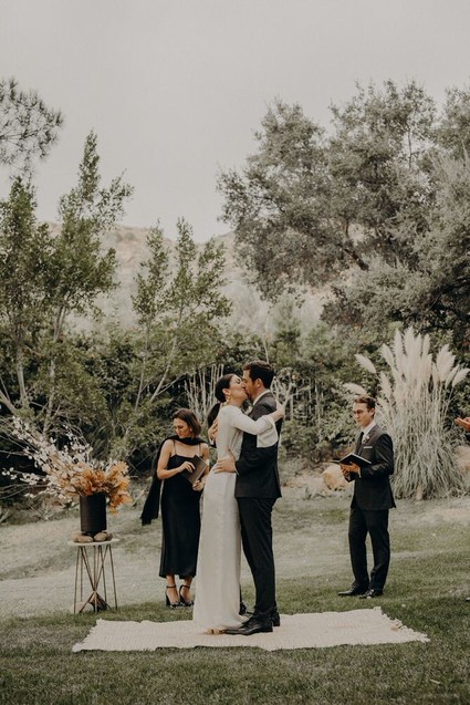 Minimal modern fall wedding at Hummingbird Nest Ranch with ALL dried flowers