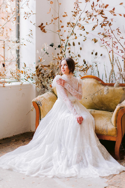 Delicate earth tone fall wedding ideas with dried flowers and lots of white