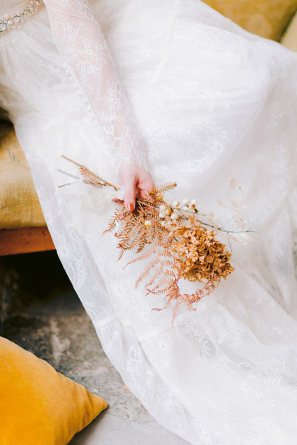 Delicate earth tone fall wedding ideas with dried flowers and lots of white