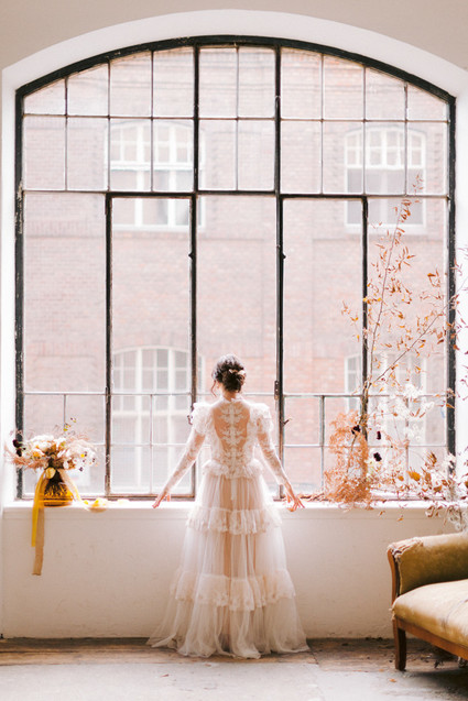 Delicate earth tone fall wedding ideas with dried flowers and lots of white