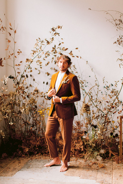 Delicate earth tone fall wedding ideas with dried flowers and lots of white