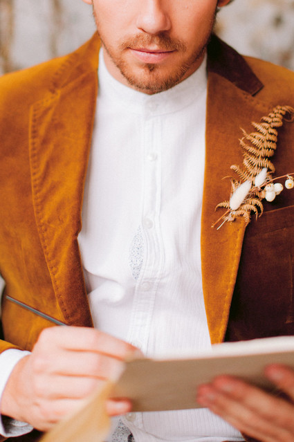 Delicate earth tone fall wedding ideas with dried flowers and lots of white