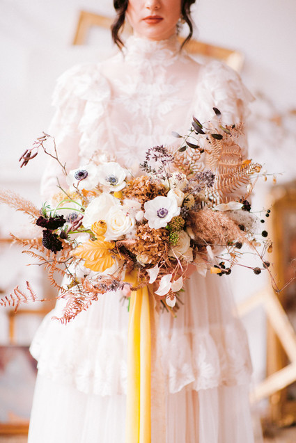 Delicate earth tone fall wedding ideas with dried flowers and lots of white