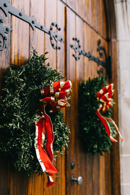 A wintery library wedding with the most magical reception / George Peabody Library