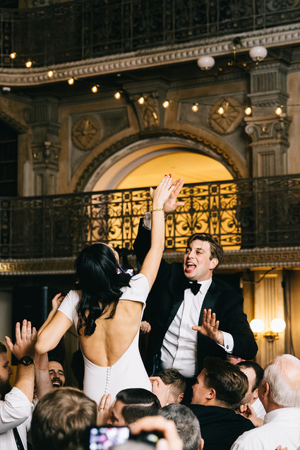 A wintery library wedding with the most magical reception / George Peabody Library