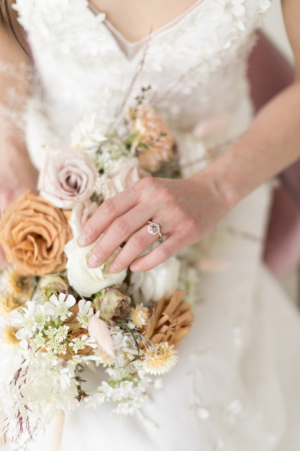 how to use dried flowers in your wedding