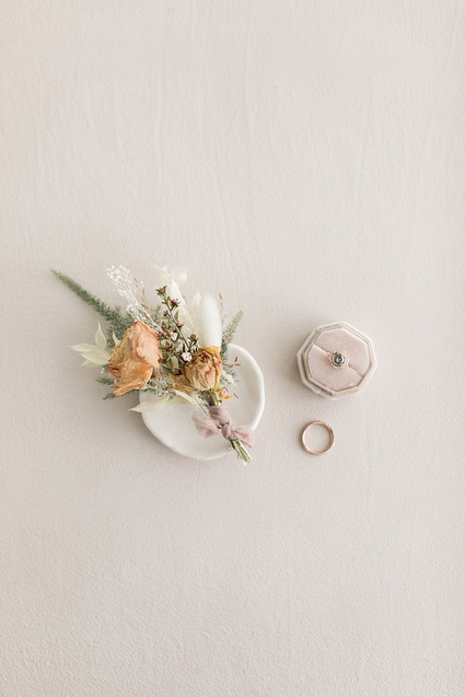 how to use dried flowers in your wedding