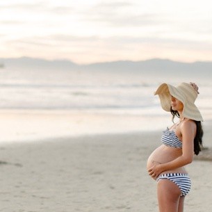 Family maternity photos on the beach by Erin Hearts Court