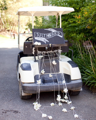 Just married sign on back of a golf cart