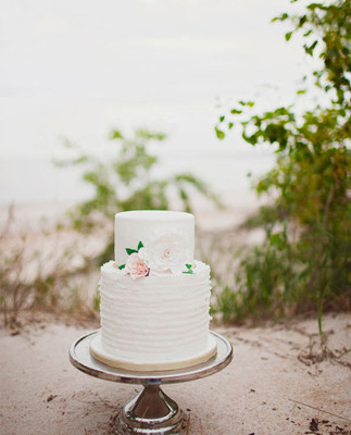 Siple white ruffled cake on the beach