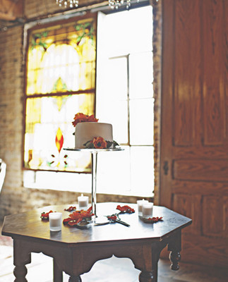 Modern cake stand and table