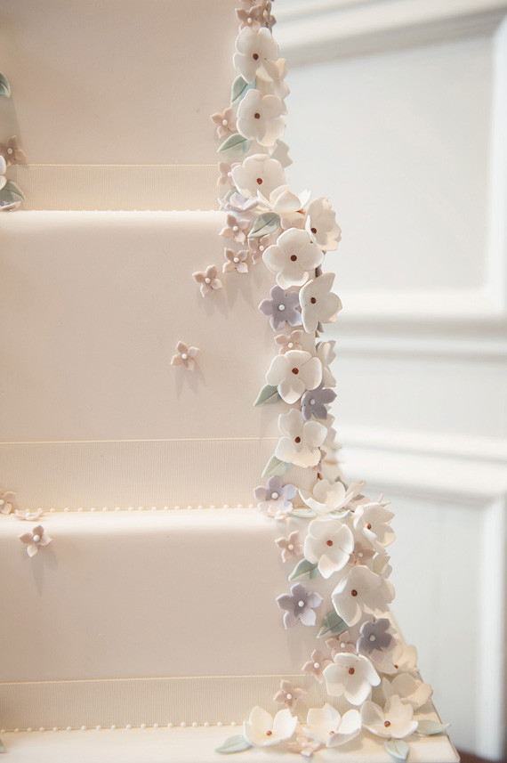 White and flower cake