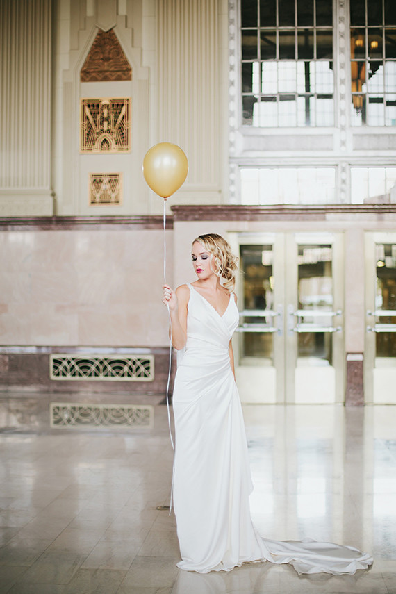 Art Deco bride with balloon