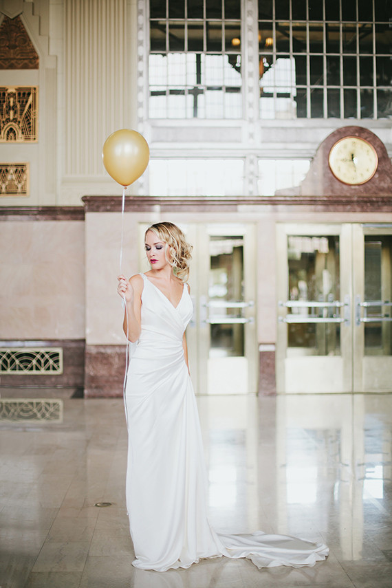 Art Deco bride with balloon