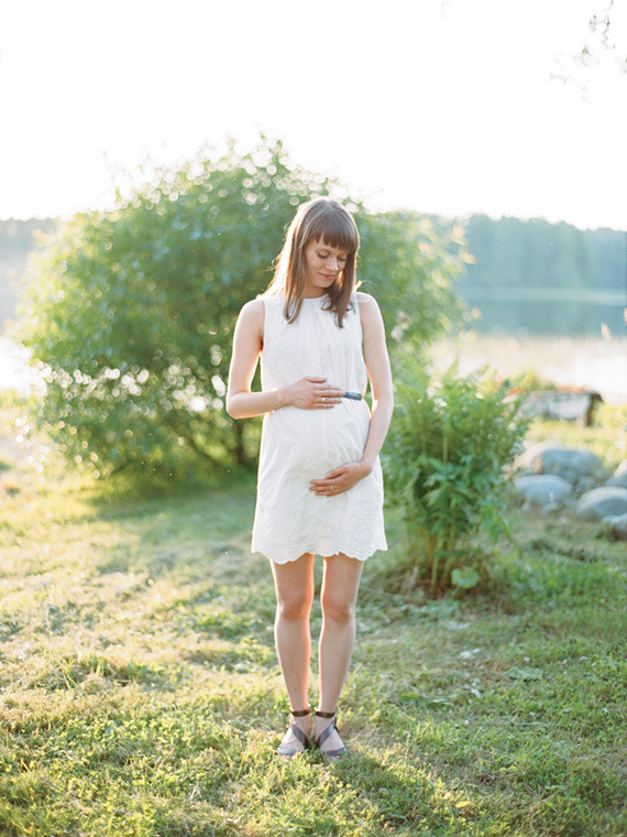 Lakeside early summer maternity photos in Karelia Russia | Ksenia Milushkina Photography | 100 Layer Cakelet Inspiration