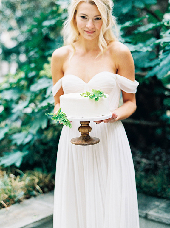 Simple white wedding cake