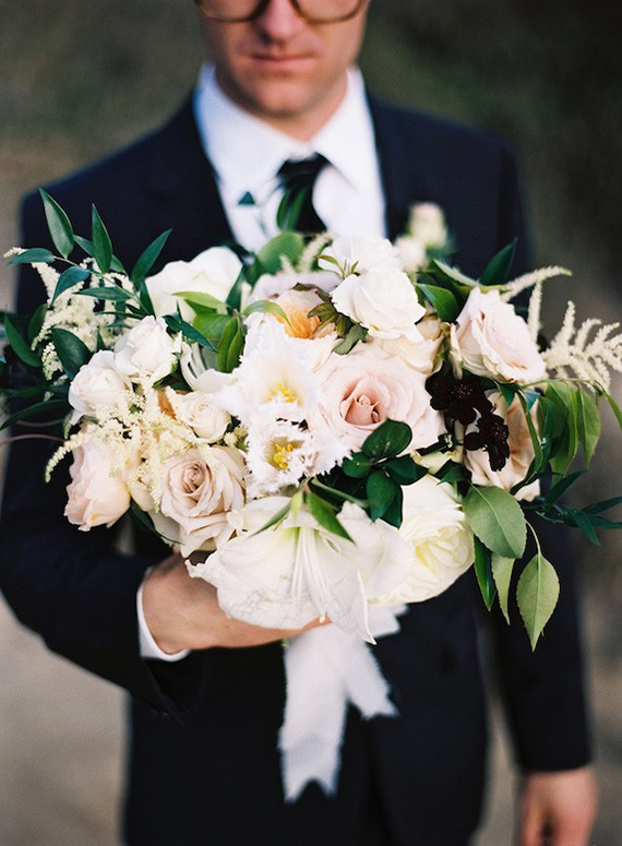 White and light pink rose bouquet