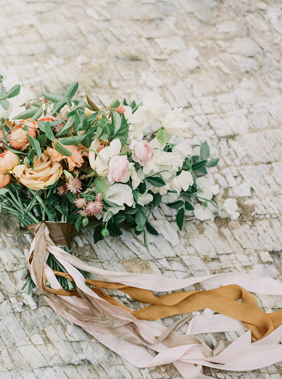 Loose and wild bridal bouquet