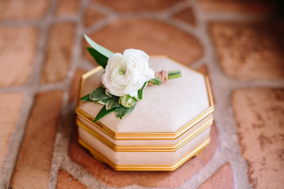Simple white floral boutonnière