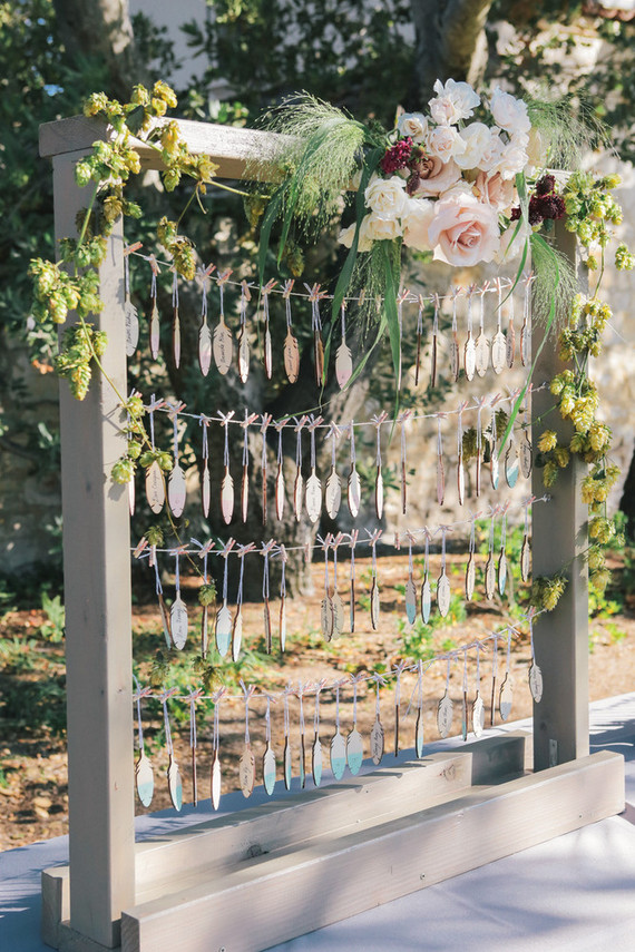 Feather escort cards